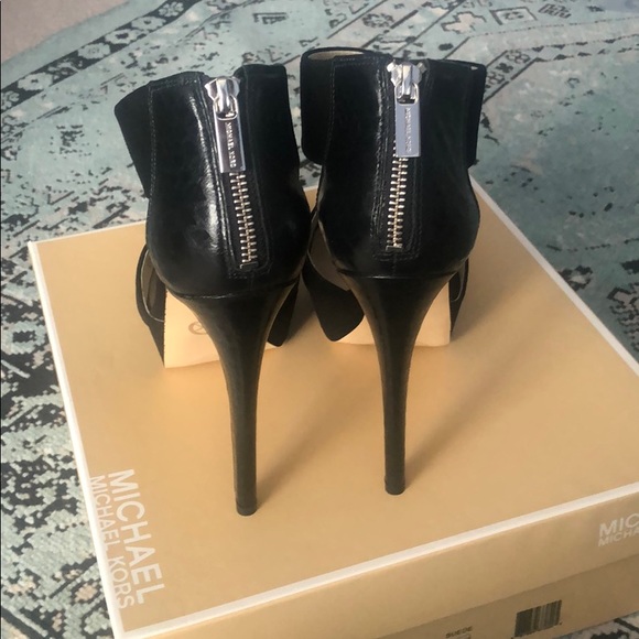 Michael Kors Sandals - Picture 5 of 8